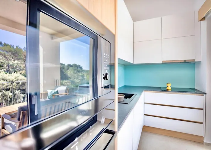 Azure Breeze Artatore Apartment *