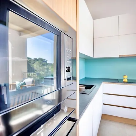 Azure Breeze Artatore Apartment *